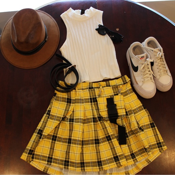 Yellow college style mini skirt medium size and white shirt 🍂🛍️🛒 - Picture 5 of 6